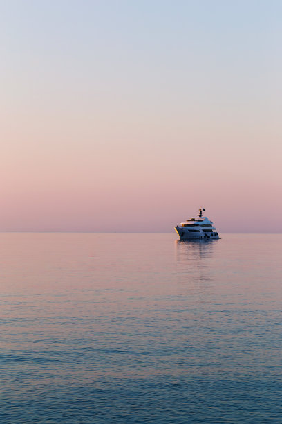 公海上的豪华游艇图片下载