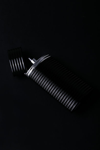 深色空白背景上黑色香水瓶样机。 顶视图。 水平方向图片下载