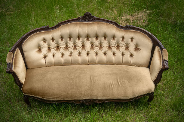 舒适的旧沙发在绿色草坪的背景在夏天的一天。豪华复古后院家具。前视图。放松的概念图片下载