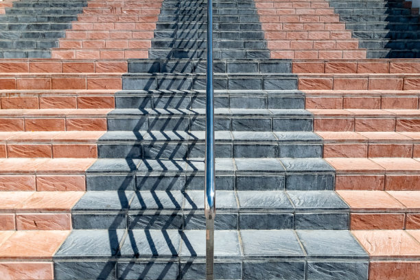 彩色抽象对称楼梯图片下载