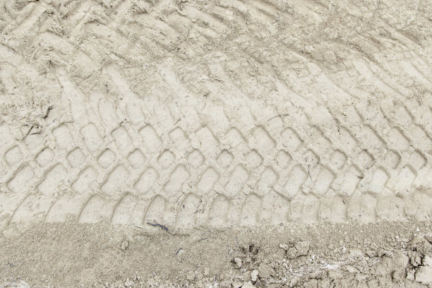 泥里有车轮的痕迹图片下载