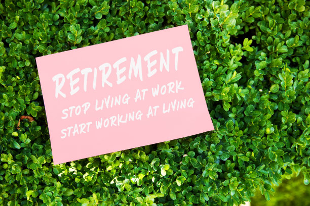 退休励志励志名言。自由，自由的生活方式，拥抱的生活理念。图片下载