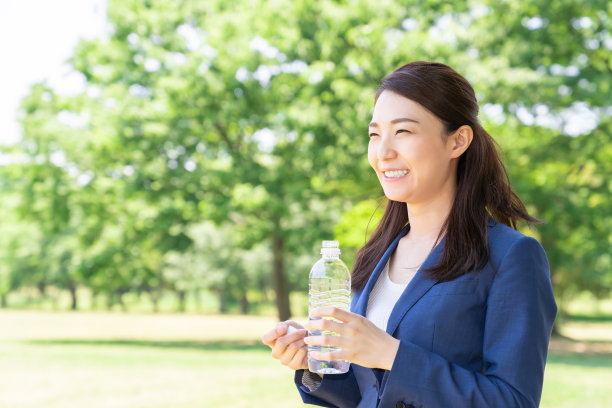 喝水的亚洲女人图片下载