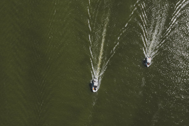 湖面上两艘摩托艇的鸟瞰图图片下载