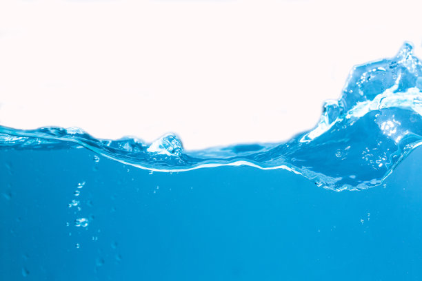 蓝色的水波和气泡孤立在白色的背景。蓝色的水面有飞溅、波浪和气泡来清洁饮用水。可用于平面设计、编辑、贴装产品图片下载