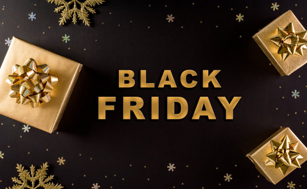 顶视图的金色圣诞盒子在黑色背景与文字。黑色星期五大减价，横幅，海报作文。图片下载