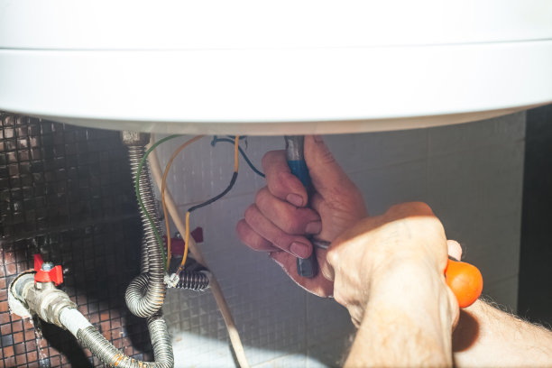 修理浴室电锅炉的水管工人图片下载