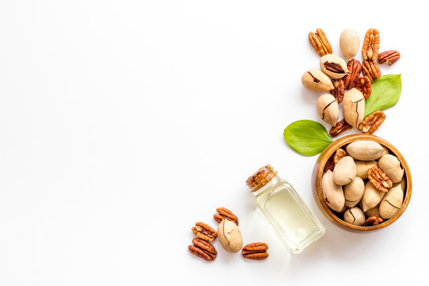 山核桃精油与生坚果，俯视图图片下载