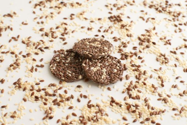 桌上有芝麻的亚麻面包图片下载