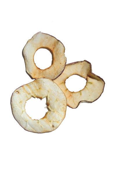 白底上的三片苹果干。图片下载