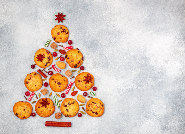 以蔓越莓、白巧克力、杏仁和香料为背景的圣诞饼干。由饼干、肉桂棒、八角、新鲜浆果及焦糖制成图片下载