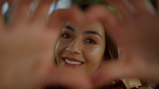 快乐的微笑美丽的女人，双手手势心形看着相机，健康，情人节和生活理念图片下载