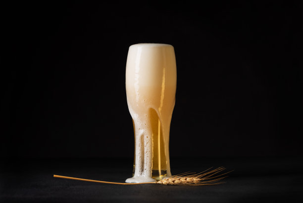 深色混凝土背景下的啤酒。本空间图片下载