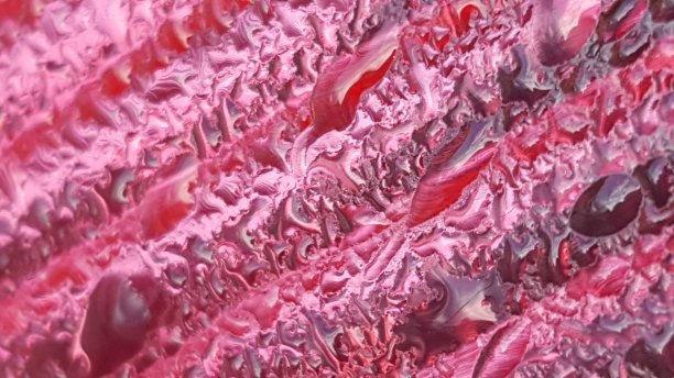 滴在一排红色的塑料上图片下载