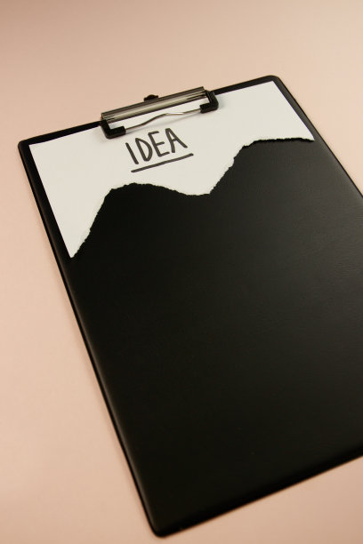 丢失偷来的创意词创意写在一张纸上，他们的竞争对手偷了一张白纸在文件夹A4剪贴板上的概念照片。图片下载