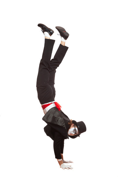 一个男性哑剧演员的肖像表演，孤立在白色的背景。哑剧演员双手倒立。象征着颠倒，颠倒，混乱图片下载