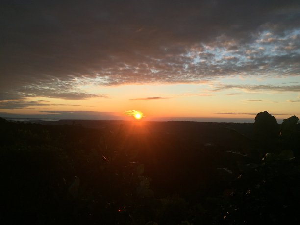亚马逊雨林的日落展示了美丽的云景，由于最后的阳光是橙色的图片下载