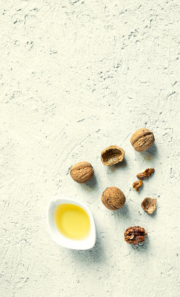 一个放核桃油的白碗图片下载