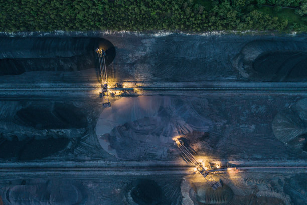 工业钢铁厂、铁厂。冶金工厂。钢铁厂。重工业在欧洲，波兰，达布罗瓦戈尼察。来自烟囱的空气污染。生态和环境。空中无人机的照片图片下载