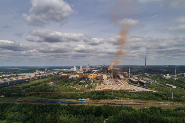 工业钢铁厂、铁厂。冶金工厂。钢铁厂。重工业在欧洲，波兰，达布罗瓦戈尼察。来自烟囱的空气污染。生态和环境。空中无人机的照片图片下载
