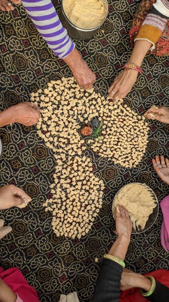 节日期间，印度妇女用木豆制作芒戈蒂图片下载