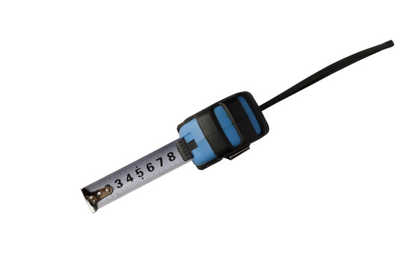 带带子和夹子的安装用卷尺，孤立在白色背景上图片下载