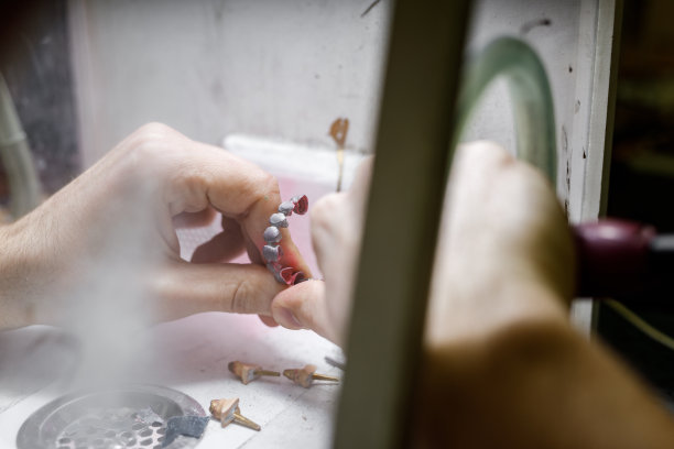 牙医在做假牙，假牙。图片下载