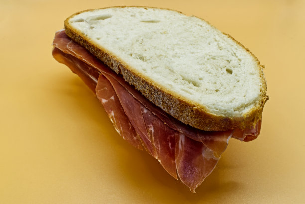 西班牙火腿三明治(意大利熏火腿)孤立在金色的背景图片下载