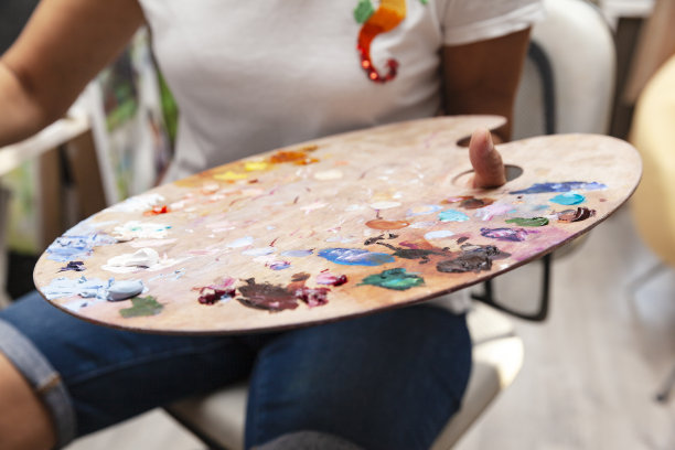 手持调色板特写图片下载