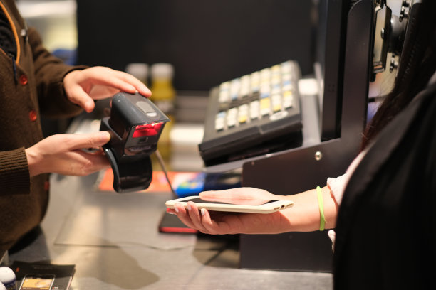 在超市的收银台用手机付款图片下载
