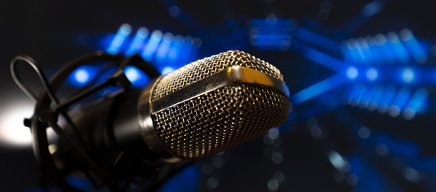 带有基座的麦克风，在晚会的气氛中，以灯光和色彩为背景图片下载