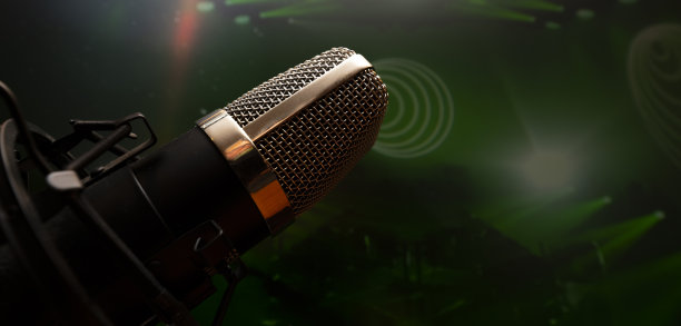 带有基座的麦克风，在晚会的气氛中，以灯光和色彩为背景图片下载