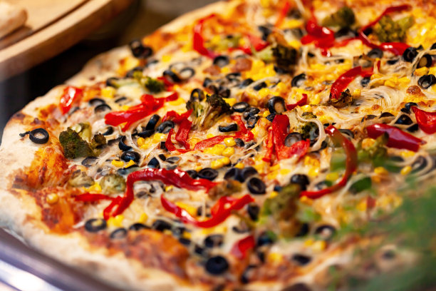 传统意大利披萨上厚皮背景纹理，浅景深，俯视图表面纹理特写，宏观。刚出炉的披萨，食物照片图片下载