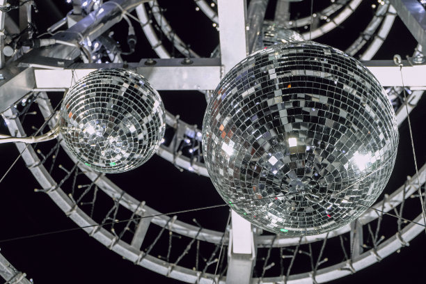 银色镜子球照明圣诞装饰施工。有限的景深。图片下载