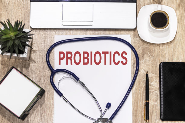 “益生菌”是写在听诊器旁边的白色背景上。医疗保健理念。图片下载