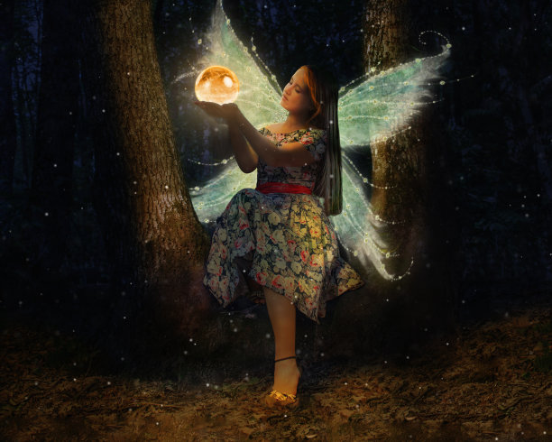 一个女孩正坐在树干之间图片下载