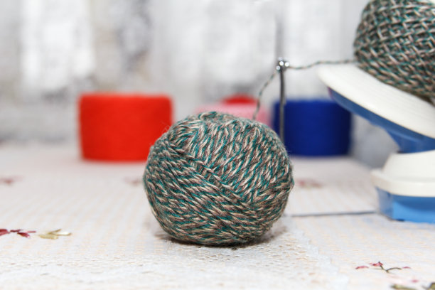 卷绕毛绿纱从缠结到卷绕的过程，使用一个线圈图片下载