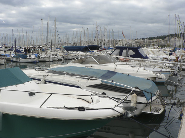 西班牙马略卡岛地中海上的游艇俱乐部。在一个阴天，游艇停泊在港口。图片下载