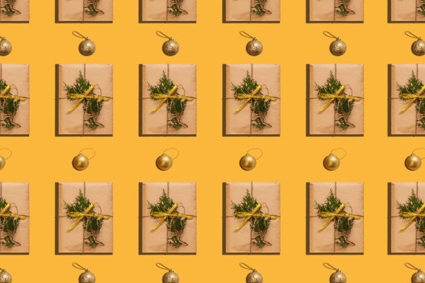 时尚的圣诞图案与纸礼盒照片上的蜡笔背景。最小零浪费新年概念。图片下载