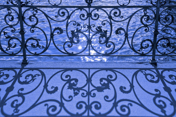 古老的锻铁栏杆在卢塞恩(瑞士)-色调的形象图片下载