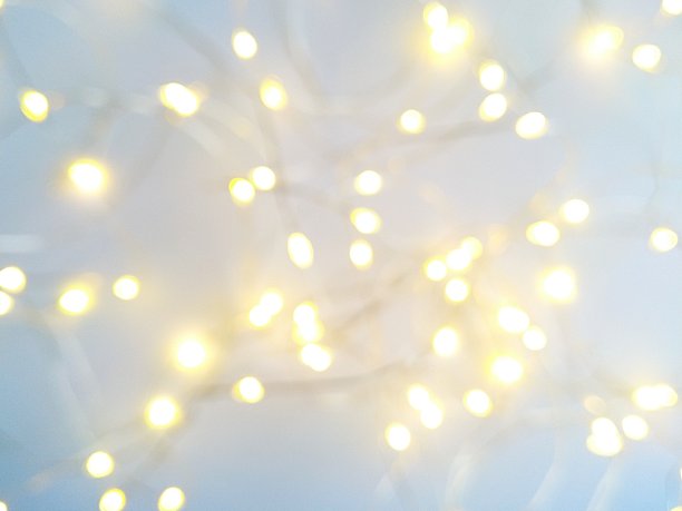 散景的圣诞花环。圣诞灯在白色背景散焦图片下载