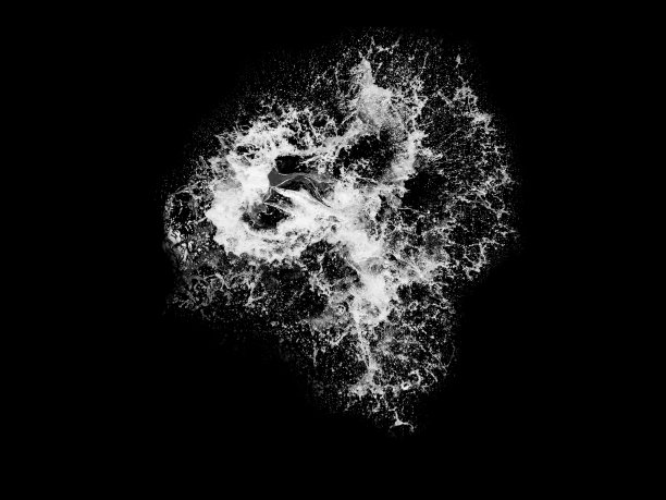 水飞溅在黑色背景上图片下载