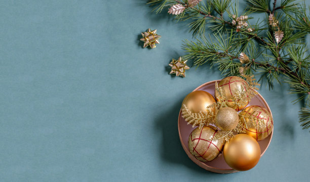 金球，圆盒子里的小玩意儿。绿色背景上的圣诞树树枝。俯视图，横幅照片与文字空间。图片下载