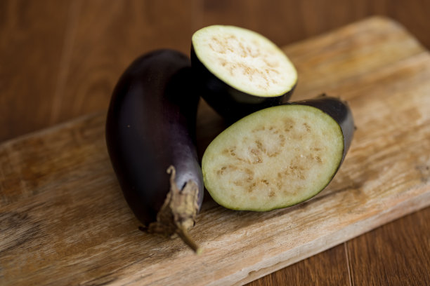 整株切成片的茄子放在砧板上图片下载