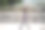 侧面的亚洲年轻女子走在城市街道上图片下载