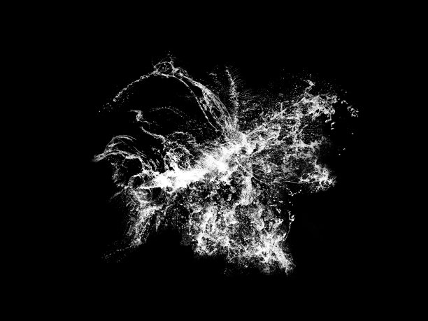 水飞溅在黑色背景上图片下载