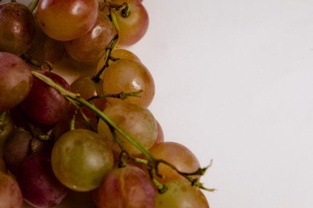 新鲜和健康的幸运葡萄与空白文字在白色的背景图片下载