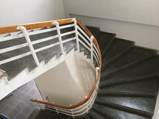 古老建筑的楼梯。图片下载