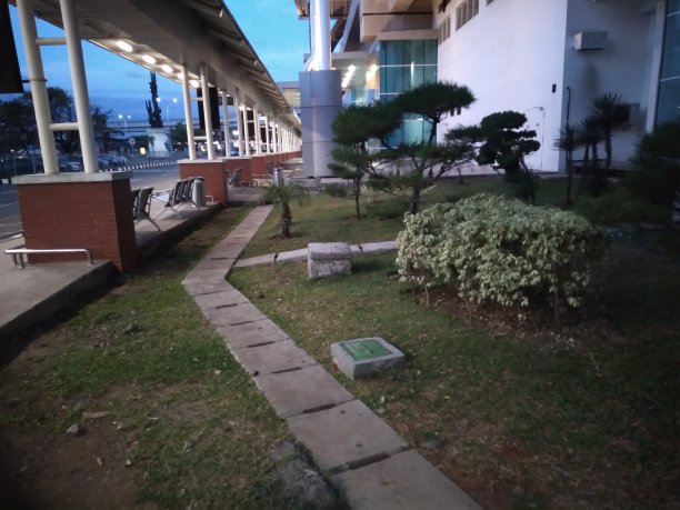 机场的公共汽车站图片下载