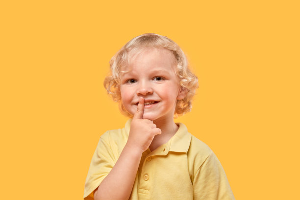 那个金色卷发的男孩做了一个第谷式的手势，手指靠近嘴唇。图片下载